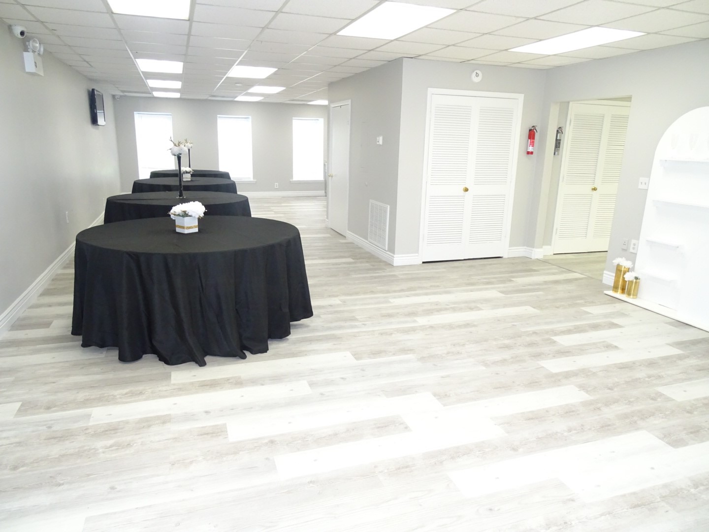Bright Foos Studio event room with round tables and a neutral interior